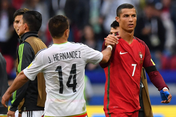 Ronaldo mặt đưa đám, ký tặng cho người hâm mộ - Bóng Đá