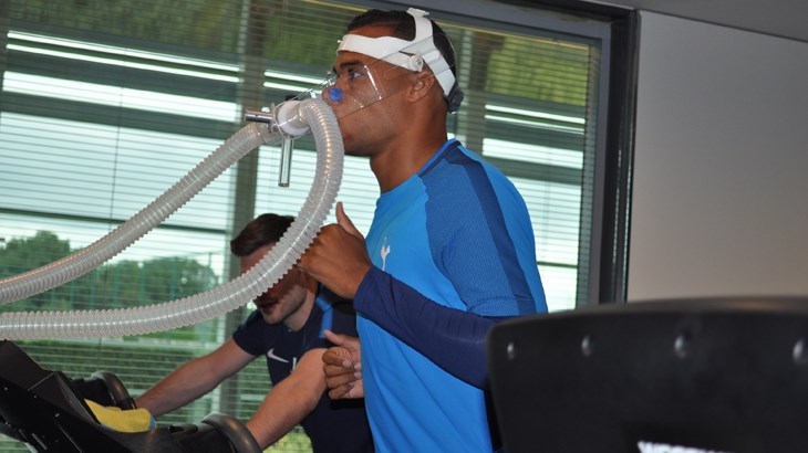 Cầu thủ Tottenham 'đeo ống thở' trong ngày đầu tập trung - Bóng Đá