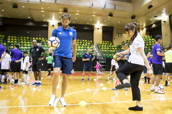 Ảnh giao lưu trẻ em Asia Trophy - Bóng Đá