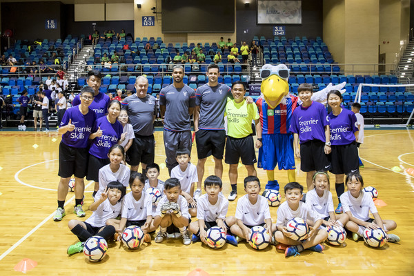 Ảnh giao lưu trẻ em Asia Trophy - Bóng Đá