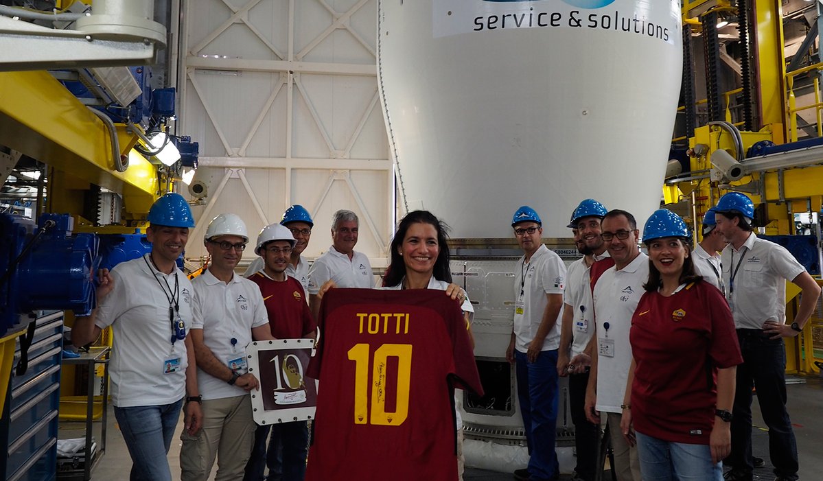 Chiếc áo cuối cùng của Totti không còn ở Trái đất - Bóng Đá