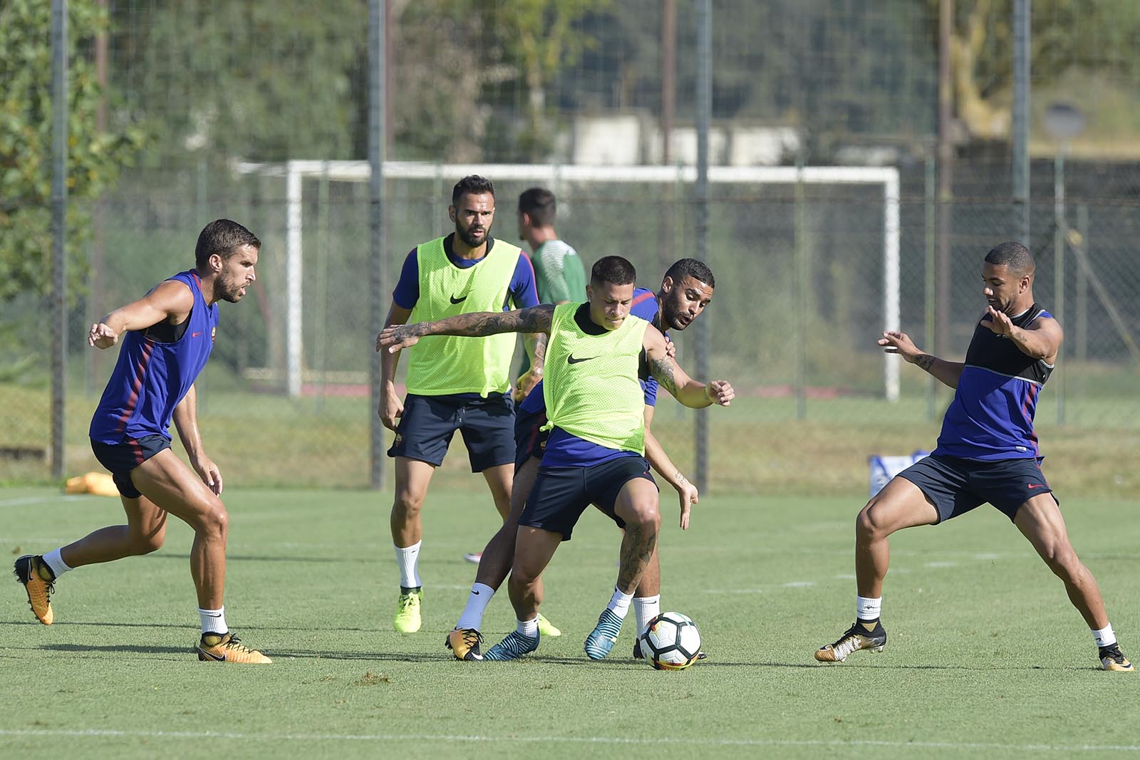 Totti oai vệ xuất hiện trên sân tập Roma - Bóng Đá