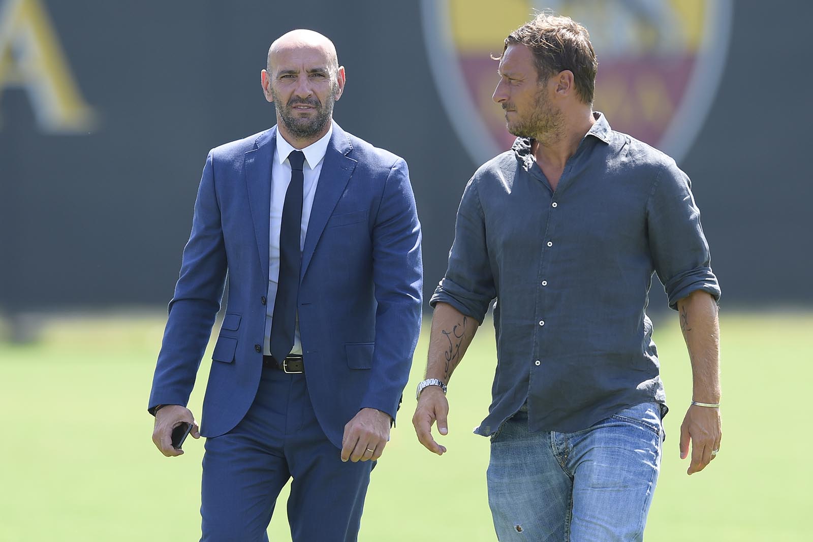 Totti oai vệ xuất hiện trên sân tập Roma - Bóng Đá