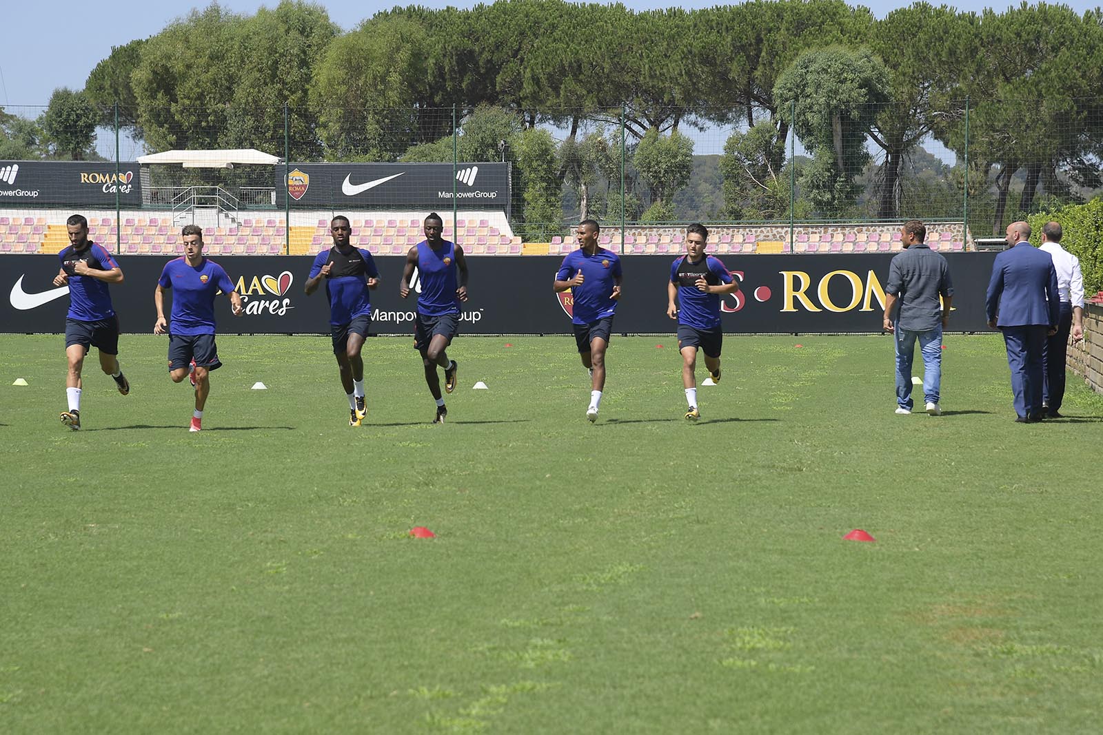 Totti oai vệ xuất hiện trên sân tập Roma - Bóng Đá
