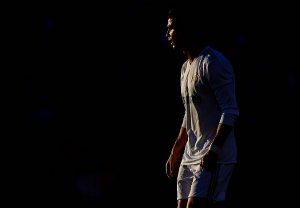 Ronaldo chìm vào bóng tối trong ngày Real thất bại - Bóng Đá