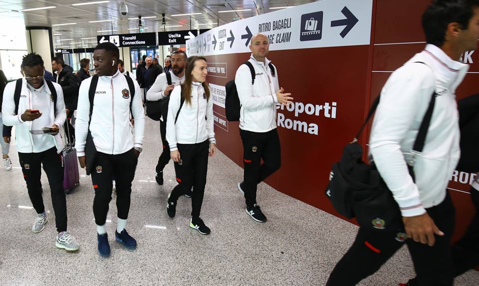 Trở về quê hương, Balotelli được fan nữ vây quanh - Bóng Đá