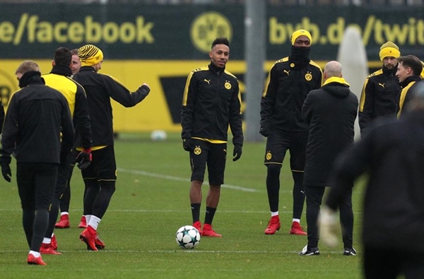 Trình làng tóc mới, Aubameyang 'quẩy' cực sung trên sân tập0 - Bóng Đá