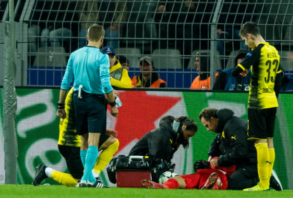 Liên tục bắn phá, Tottenham khiến thủ môn Dortmund rời sân - Bóng Đá