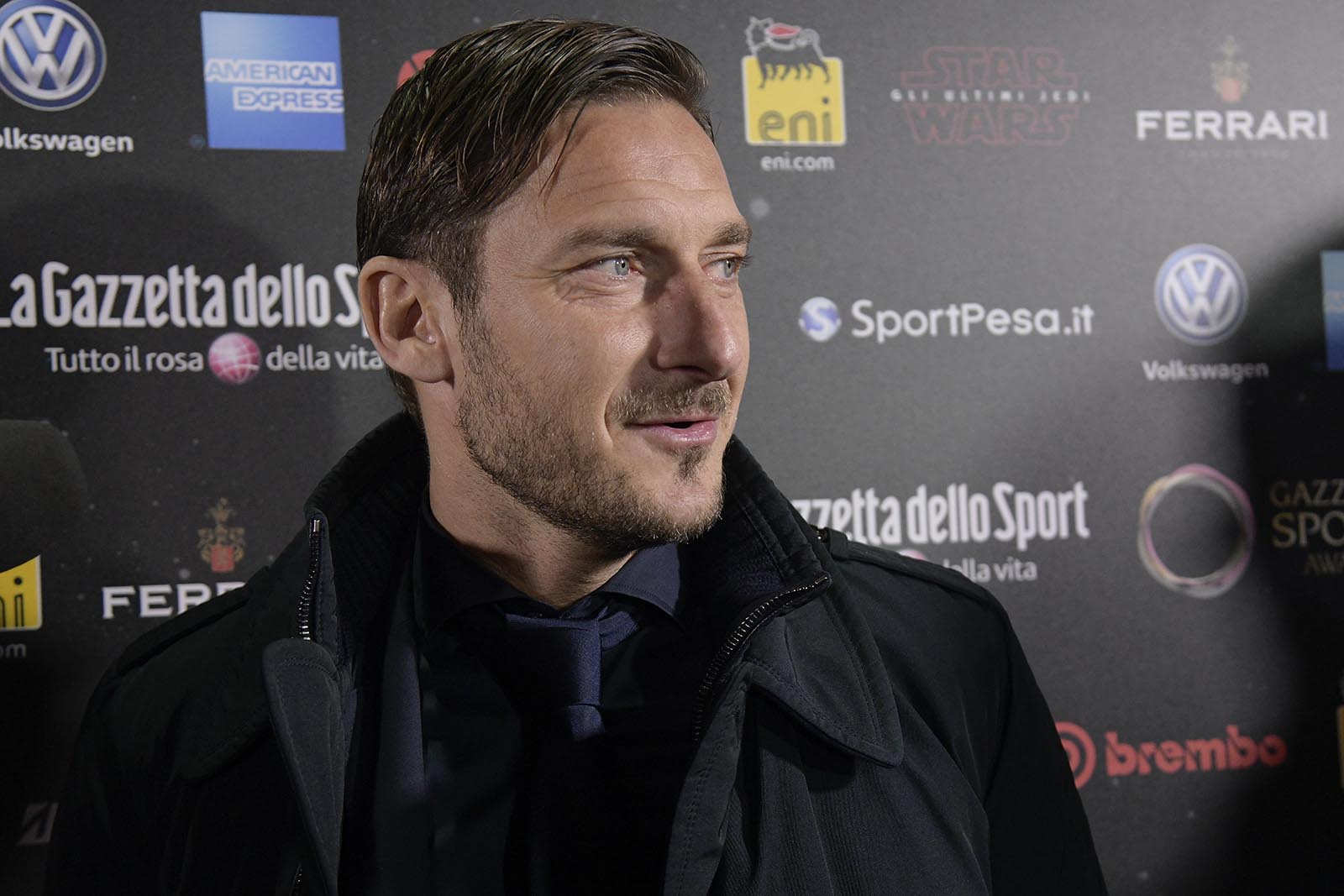 Totti hội ngộ Buffon trong ngày được vinh danh 'huyền thoại' - Bóng Đá