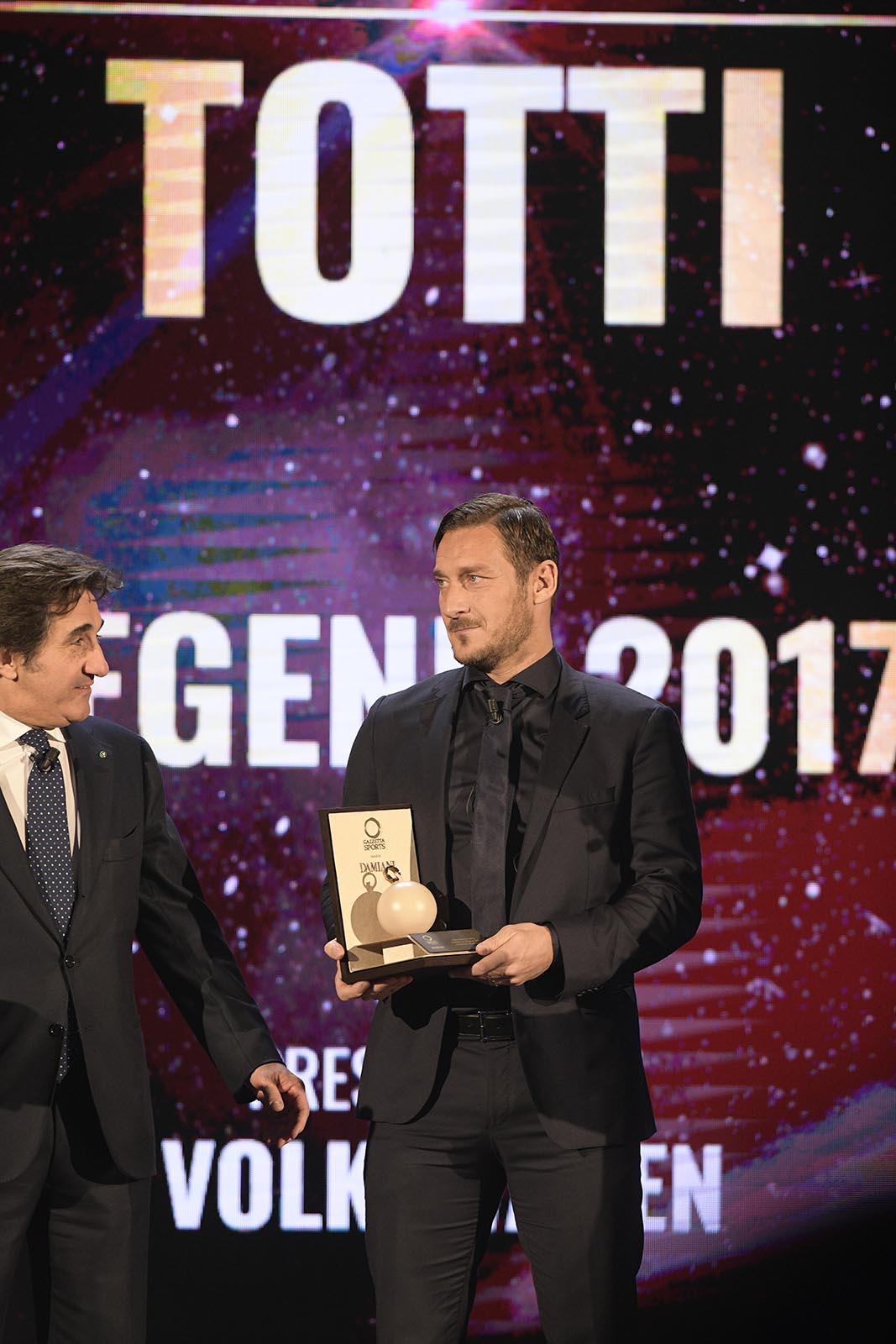 Totti hội ngộ Buffon trong ngày được vinh danh 'huyền thoại' - Bóng Đá