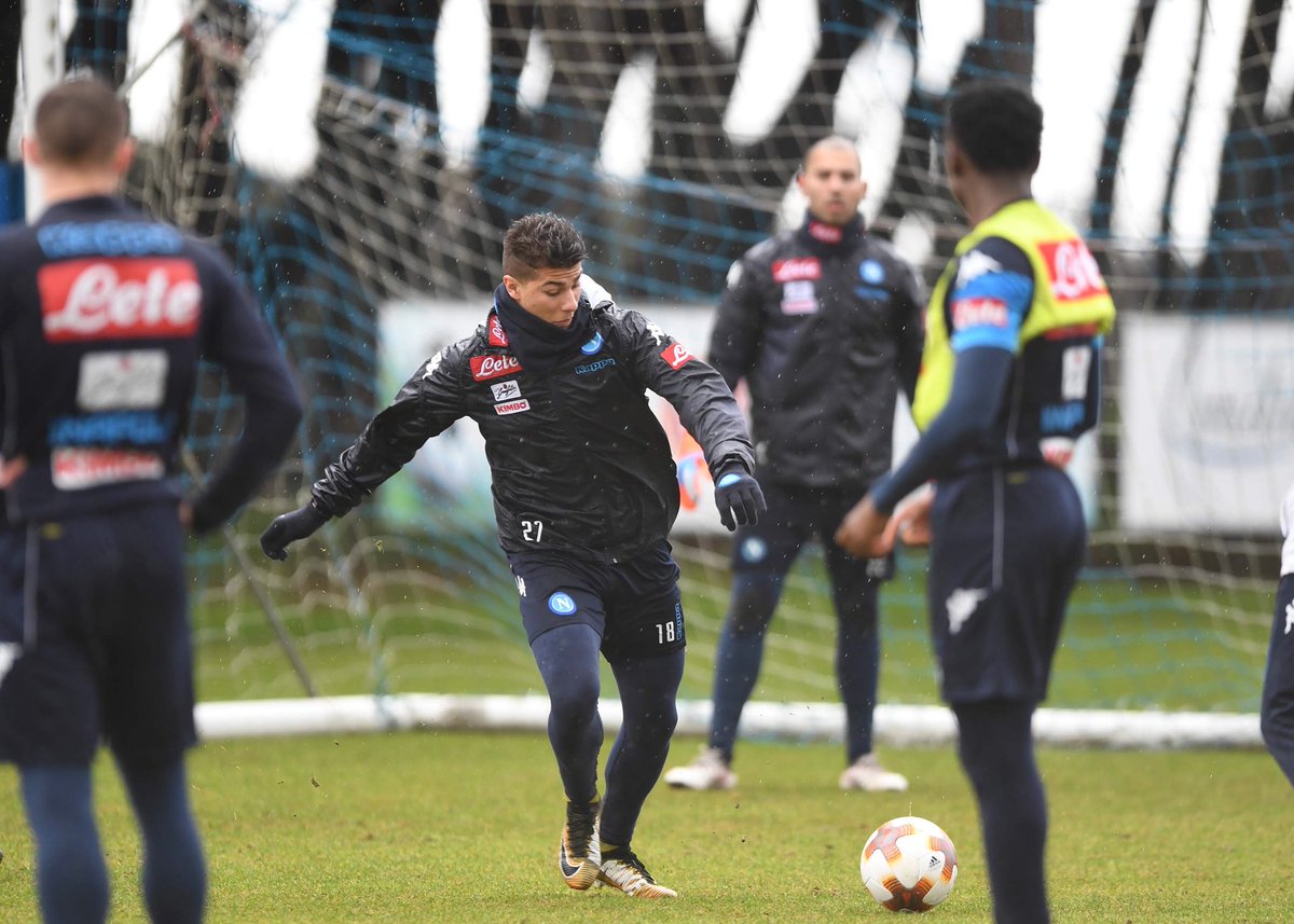 Đội mưa tập luyện, Napoli quyết tâm tạo bất ngờ tại nước Đức - Bóng Đá