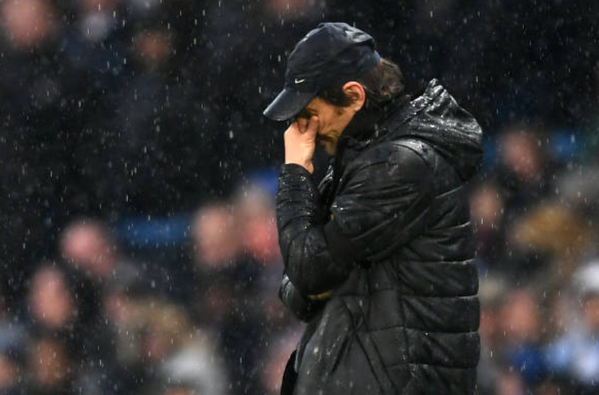 Ôm mặt dưới mưa, Conte bất lực hoàn toàn trước Man City - Bóng Đá