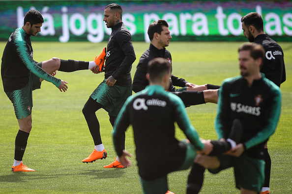 Ronaldo khoe giày, đồng đội Bồ Đào Nha 'lác mắt' - Bóng Đá