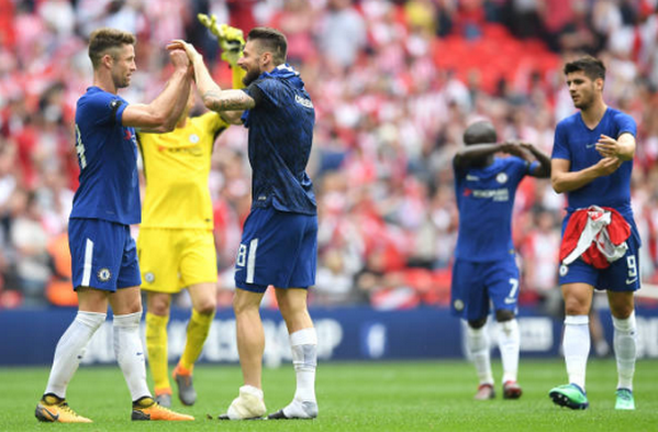 Trung vệ Chelsea, người ôm thắm thiết, kẻ chỉ thẳng mặt tiền đạo Southampton - Bóng Đá