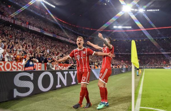 Bayern thất bại, fan cởi trần, túm áo Ribery 'hỏi tội' - Bóng Đá