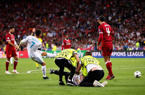 Tung chân chốt hạ Liverpool, Ronaldo bị kẻ lạ mặt phá bĩnh - Bóng Đá