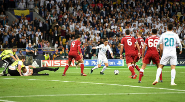 Tung chân chốt hạ Liverpool, Ronaldo bị kẻ lạ mặt phá bĩnh - Bóng Đá