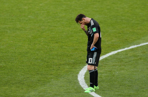 Đồng đội, đối thủ vây quanh, ngăn Messi rơi lệ - Bóng Đá