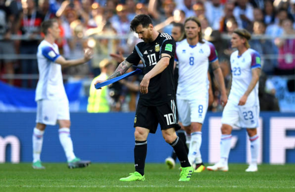 Đồng đội, đối thủ vây quanh, ngăn Messi rơi lệ - Bóng Đá