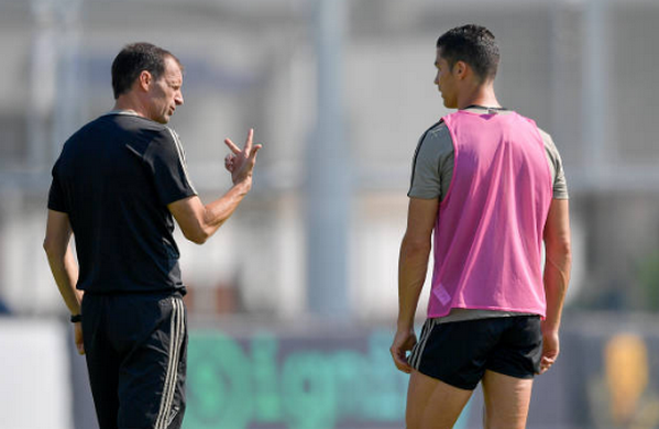 Max Allegri ra dấu hiệu lạ cho Ronaldo trên sân tập - Bóng Đá