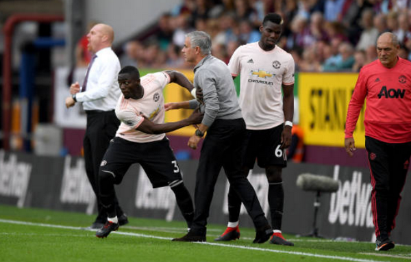 Hai tay đẩy Mourinho, Bailly quyết tâm vùng chạy khỏi người thầy - Bóng Đá