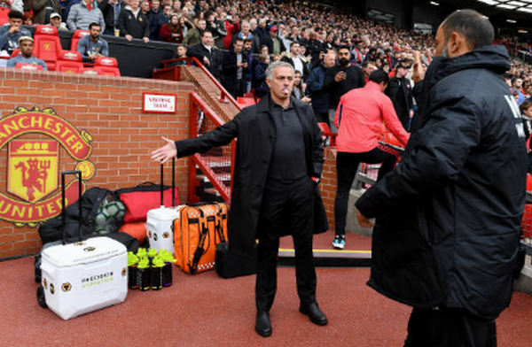 Biểu cảm khó đỡ của Mourinho khi bắt tay người đồng hương - Bóng Đá