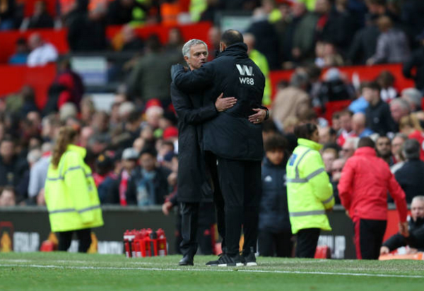 Biểu cảm khó đỡ của Mourinho khi bắt tay người đồng hương - Bóng Đá