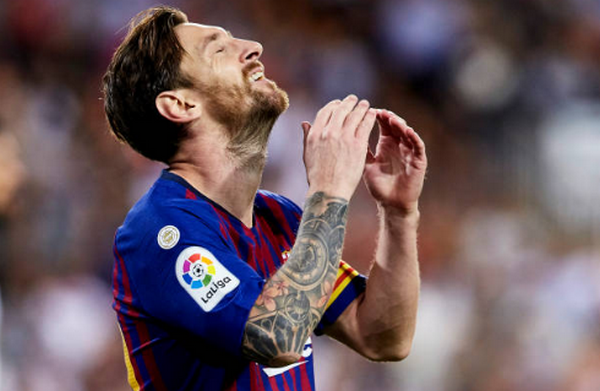 Messi 'điệu đà', bắt chước cách ăn mừng của Ronaldo - Bóng Đá