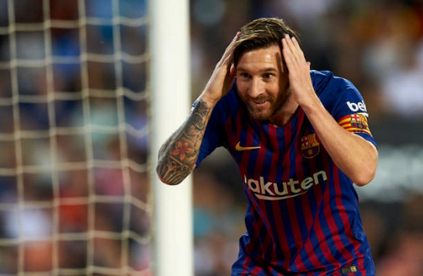 Messi 'điệu đà', bắt chước cách ăn mừng của Ronaldo - Bóng Đá