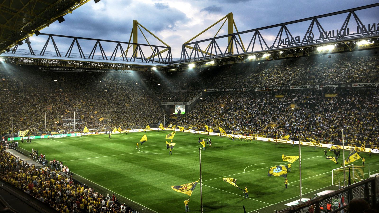 Top 10 SVĐ 'hút' khán giả nhất mùa này: Dortmund chỉ đứng nhì, Man Utd xếp thứ mấy?  - Bóng Đá