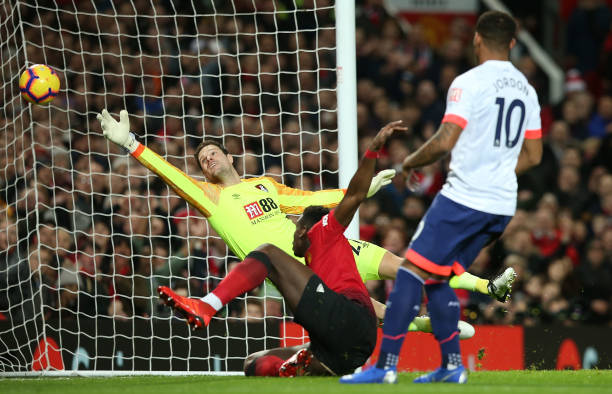 Pogba 'nhảy múa' tại Old Trafford, Man United chỉ còn kém Arsenal 3 điểm - Bóng Đá