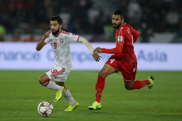 Trọng tài 'chống lưng', chủ nhà UAE thoát thua ngày khai màn - Bóng Đá