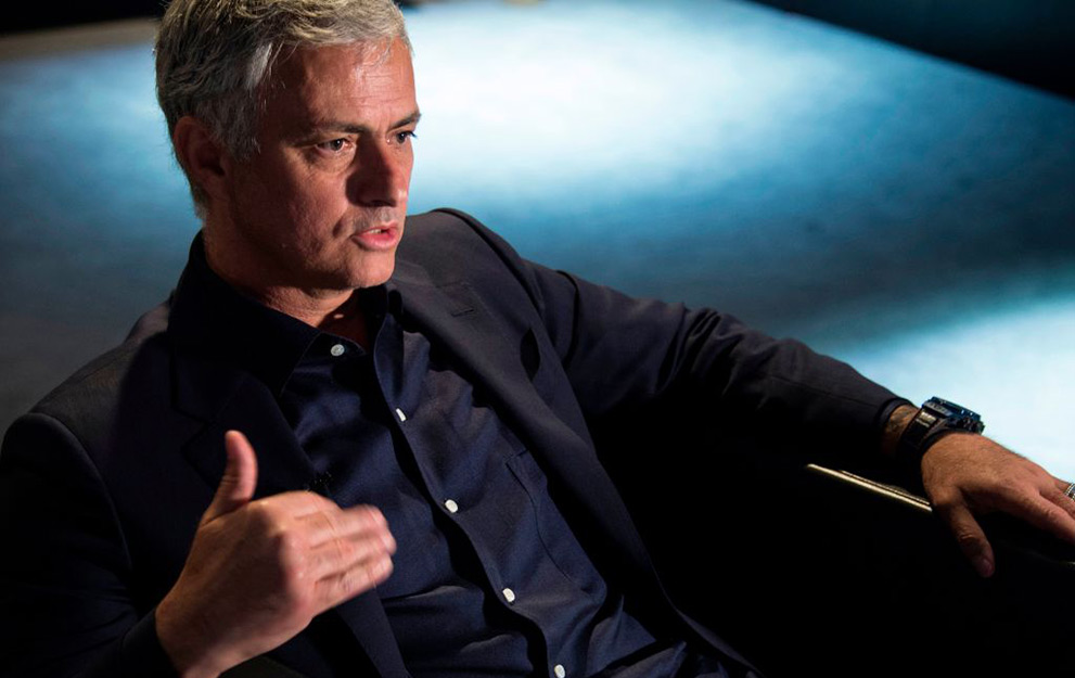 Từ khi bị Man United sa thải, Mourinho chẳng thể rời thứ này (điện thoại) - Bóng Đá
