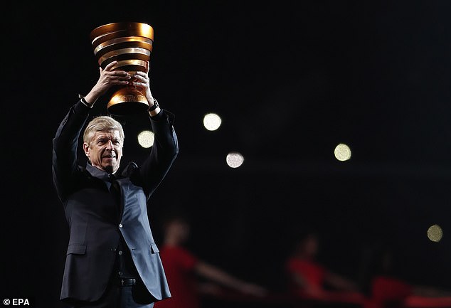 Arsene Wenger lần đầu nâng cúp sau 8 tháng rời Arsenal - Bóng Đá