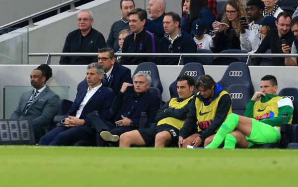 Jose Mourinho ngồi ghế huấn luyện huyền thoại Inter - Bóng Đá