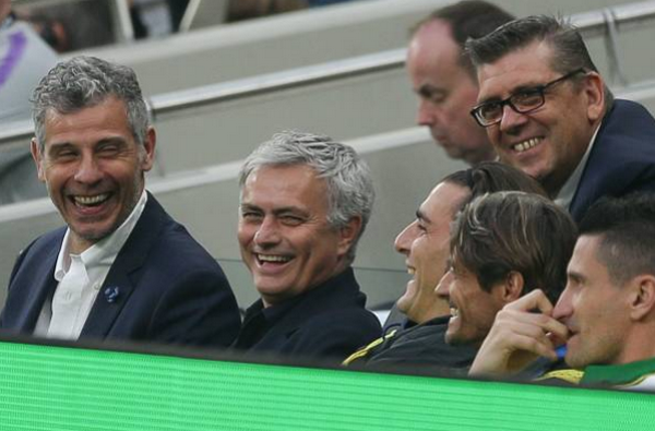 Jose Mourinho ngồi ghế huấn luyện huyền thoại Inter - Bóng Đá