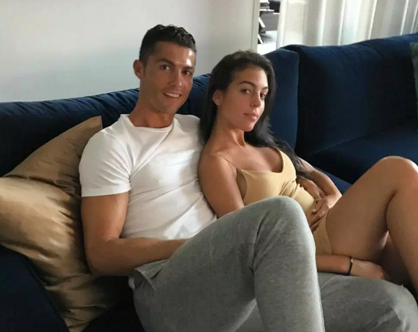 Bạn gái yêu Ronaldo từ cái nhìn đầu tiên - Bóng Đá