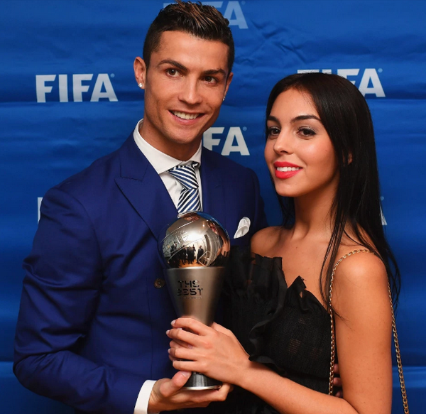 Bạn gái yêu Ronaldo từ cái nhìn đầu tiên - Bóng Đá