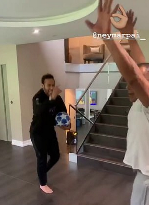 Mang bóng Champions League về nhà, Neymar bày trò 'hỗn' với bố - Bóng Đá