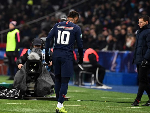 Mang bóng Champions League về nhà, Neymar bày trò 'hỗn' với bố - Bóng Đá