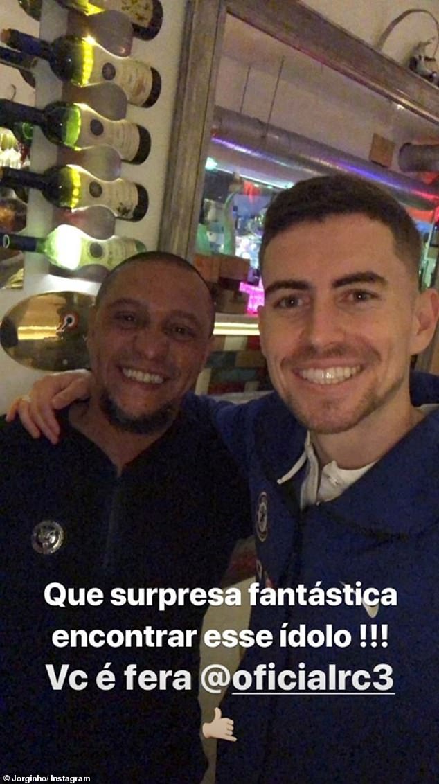 Jorginho Emerson ăn mừng cùng Roberto Carlos - Bóng Đá