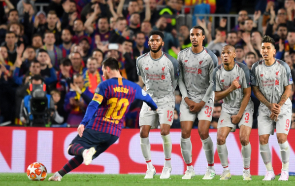 Messi sút phạt thần sầu, huyền thoại Man United phản ứng khó tin - Bóng Đá