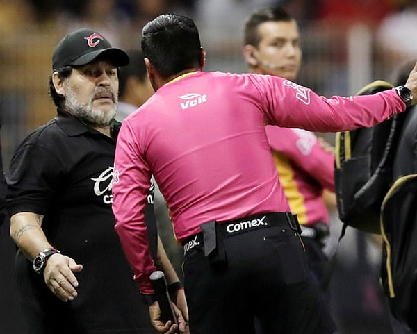 Hưởng lợi từ trọng tài, Maradona vẫn không thể đánh bại CLB bất bại - Bóng Đá