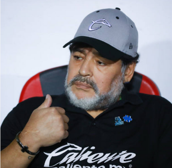 Hưởng lợi từ trọng tài, Maradona vẫn không thể đánh bại CLB bất bại - Bóng Đá