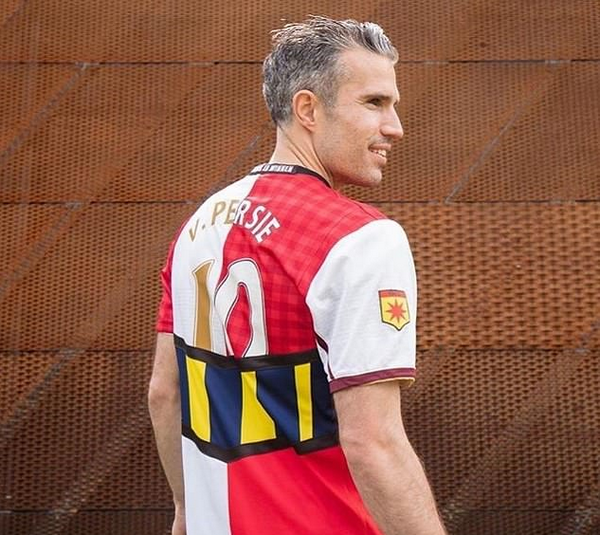 Đây! Chiếc áo Man United-Arsenal 'độc nhất vô nhị' của Van Persie - Bóng Đá