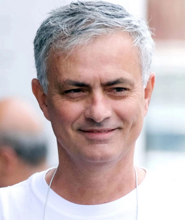 Mourinho cắt tóc, cạo râu tại London - Bóng Đá
