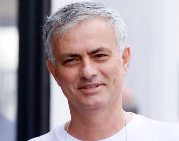 Mourinho cắt tóc, cạo râu tại London - Bóng Đá