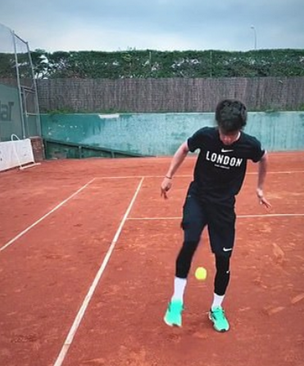 Riqui Puig tâng bóng tennis - Bóng Đá
