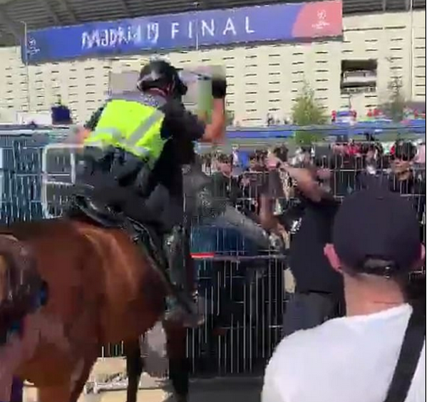 Láo nháo, fan Liverpool 'ăn gậy' từ cảnh sát Tây Ban Nha - Bóng Đá