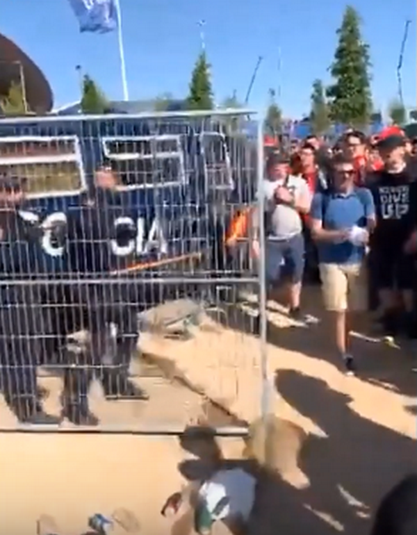 Láo nháo, fan Liverpool 'ăn gậy' từ cảnh sát Tây Ban Nha - Bóng Đá